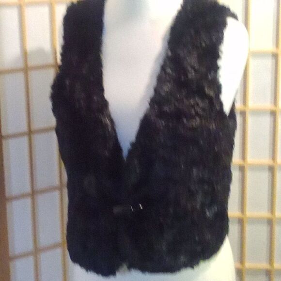 Trina Turk Lg Cropped Furry Vest - Picture 16 of 16